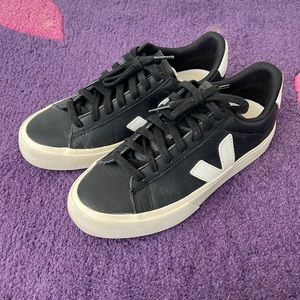 Women’s Veja Sneaker size 38 in black and white campo chromfree